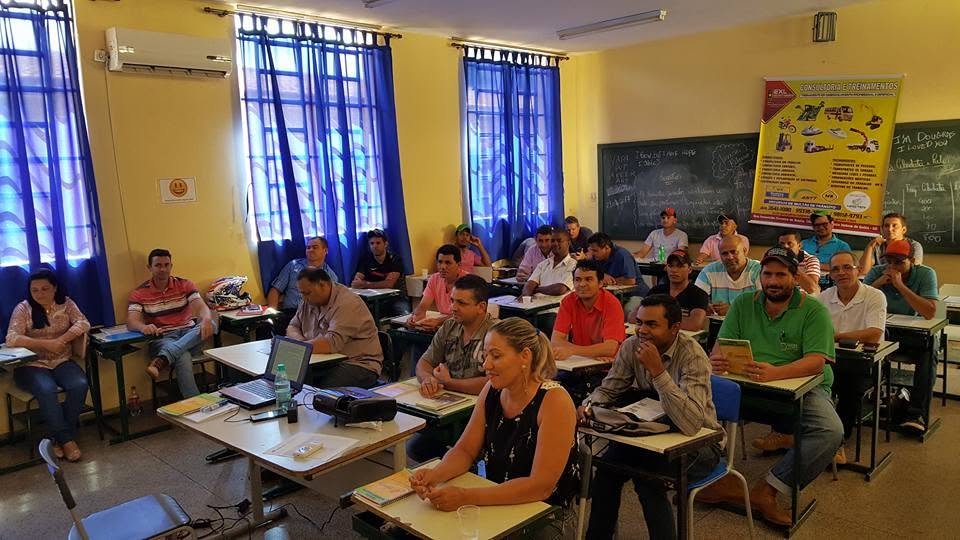 Turma participando de curso profissionalizante da EXL